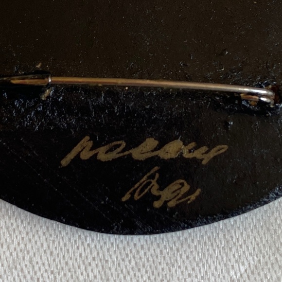 Vintage Russian Black Lacquer Hand Painted Floral Artist Signed Brooch Pin - Picture 4 of 4